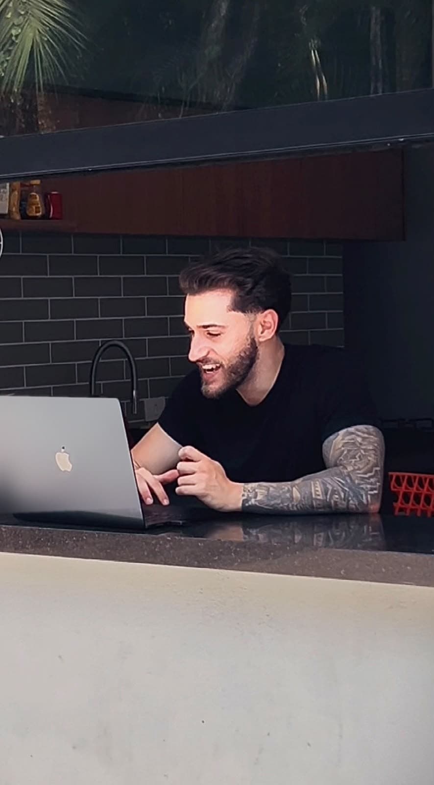 Vitor Prebianca trabalhando no notebook